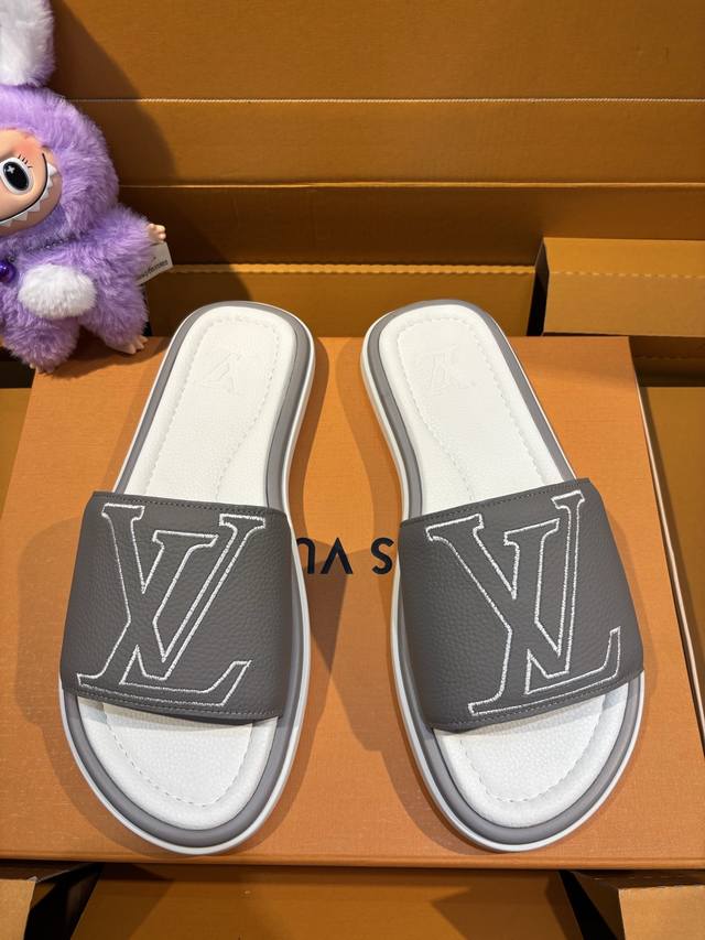 L家 顶级 -Size ：39-44 38，45.46定做 本款 Lv Oasis 凉拖 超大工艺立体Log 创意刺绣图案取材 Monogram小牛皮5D打印工