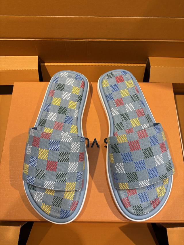 L家 顶级 -Size ：39-44 38，45.46定做 本款 Lv Waterfront凉拖焕新回归鞋面帆布标志性的Monogram图案。由防水橡胶制成，搭