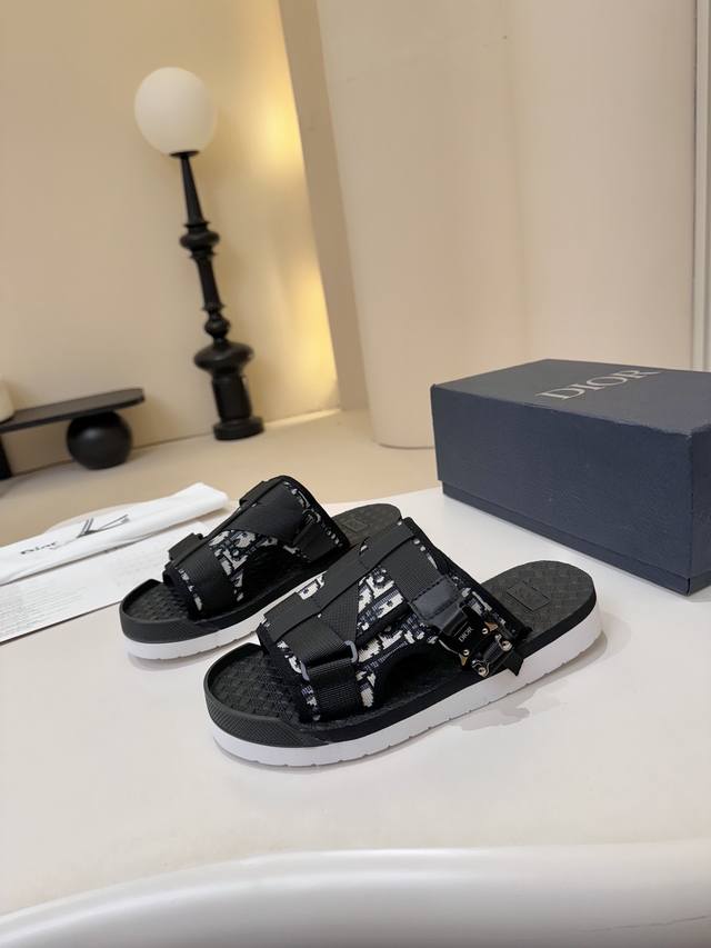 Dior -Size ：38-46迪奥 Dior D家经典男士拖鞋，高端精品，原版材质，鞋面纯棉印花帆布，精细做工，鞋底超软，休闲宽松舒适型，夏季必入哦！