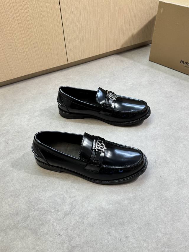 Burberry 巴宝莉 -高端品质 原单 正装皮鞋-鞋面：开边珠小牛皮、品牌金属扣件横担装饰、鞋丹.后跟.手工串缝马克线-内里：水染牛皮-大底：原版超轻Tr橡