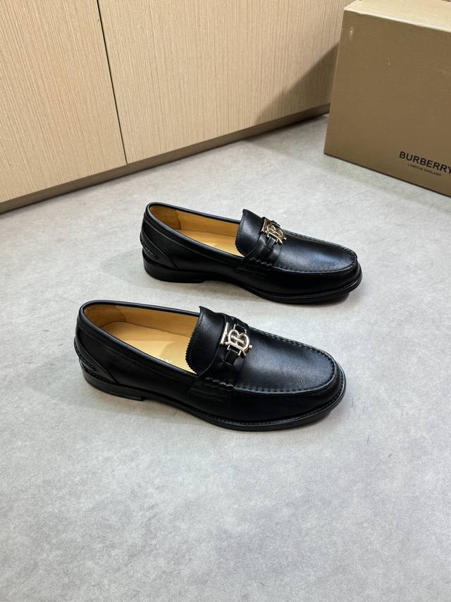 Burberry 巴宝莉 -高端品质 原单 正装皮鞋-鞋面：纳帕小牛皮、品牌金属扣件横担装饰、鞋丹.后跟.手工串缝马克线-内里：水染牛皮-大底：原版超轻Tr橡胶
