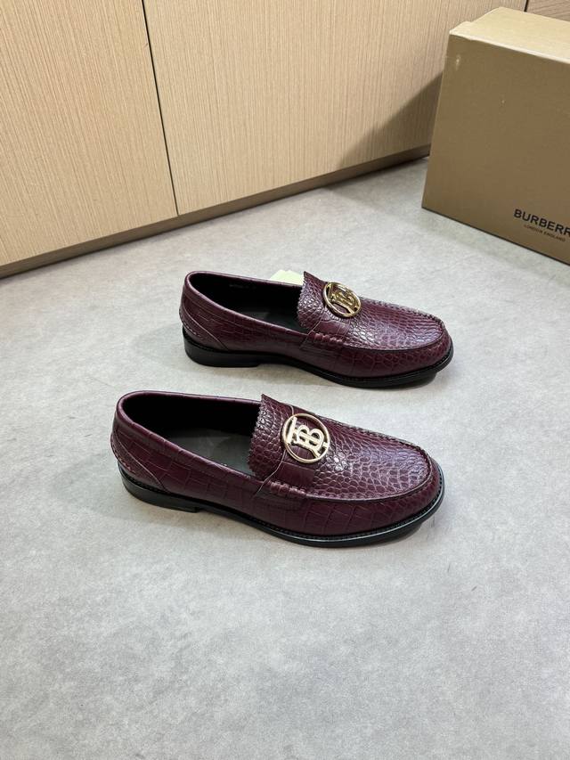 Burberry 巴宝莉 -高端品质 原单 正装皮鞋-鞋面：石头纹小牛皮、品牌金属扣件横担装饰、鞋丹.后跟.手工串缝马克线-内里：水染牛皮-大底：原版超轻Tr橡