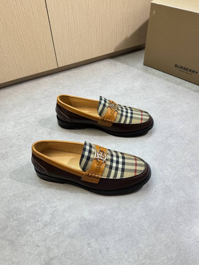 Burberry 巴宝莉 -高端品质 原单 正装皮鞋-鞋面：纳帕小牛皮、品牌图腾布匹、品牌金属扣件横担装饰、鞋丹.后跟.手工串缝马克线-内里：水染牛皮-大底：原