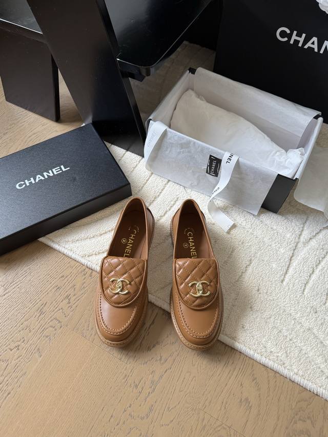 Chanel 25C新款双C扣乐富鞋回归的双C扣设计 特别Vintage 复古味十足拼色乐福鞋也长到了审美上 鞋面麂皮 内里皮毛一体 原版大底Size:35-3