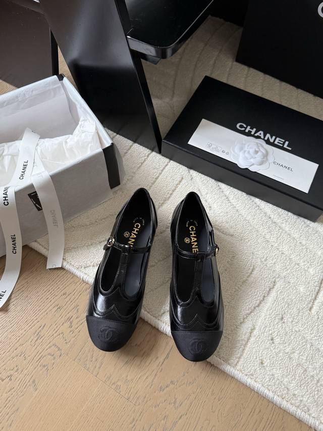 Chanel 小香25新品玛丽珍单鞋无论搭配裤装还是裙装都是完美小方头的设计很好的修饰脚型 小仙女们必备！内里顶级混种羊皮意大利进口牛皮大底码数 ：35-39