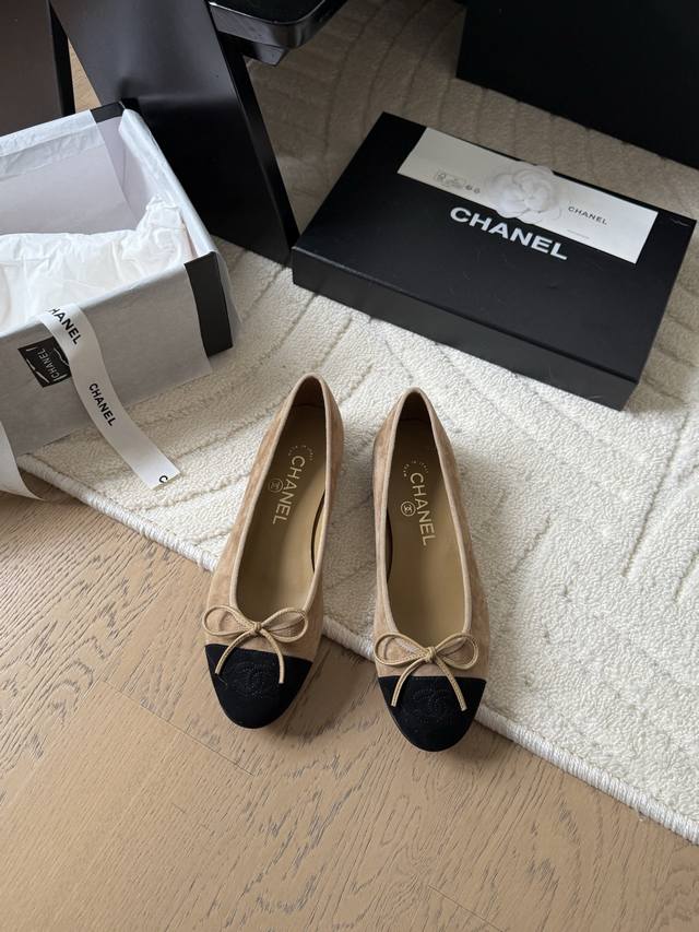 Chanel 25C新面版芭蕾舞蝴蝶结顶级对版货！所有的颜色我家都有！鞋面进口布料，垫脚内里羊皮，原版五金扣。均配专柜顶级包装！Size:35-39 其它码数定