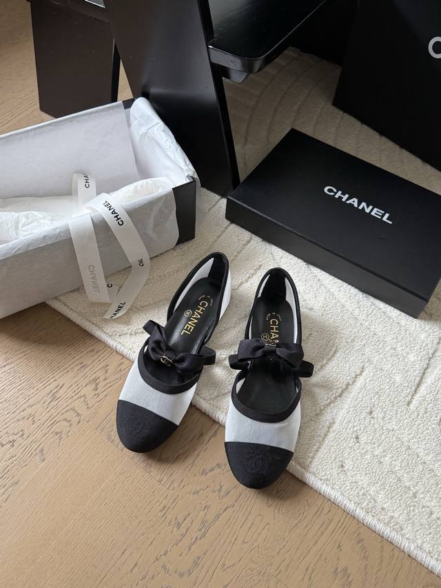 Chanel 小香25新品蝴蝶结单鞋无论搭配裤装还是裙装都是完美小方头的设计很好的修饰脚型 小仙女们必备！内里顶级混种羊皮意大利进口牛皮大底码数 ：35-39