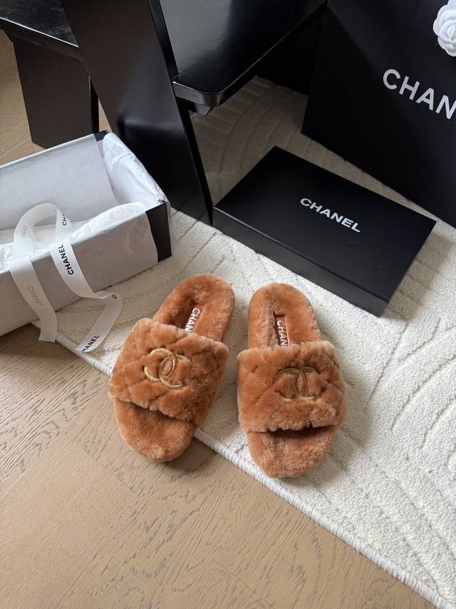 Chanel新款毛毛拖鞋这款毛拖真的是真太可爱了～柔软蓬松的毛毛，舒服暖脚增高显腿长秋冬搭配袜子休闲又慵懒上脚真的好看又时髦进口羊毛，手感细腻柔软丝滑原版开模橡