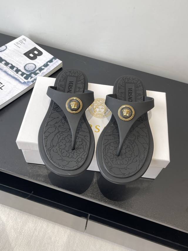 Versace 范思哲 25Ss夏季新品 果冻拖鞋 尽显优雅气度的雅致Logo 比较休闲中性的一款夹指拖鞋 高贵的美杜莎大Logo 搭配短裤和铅笔裤都一流演绎型