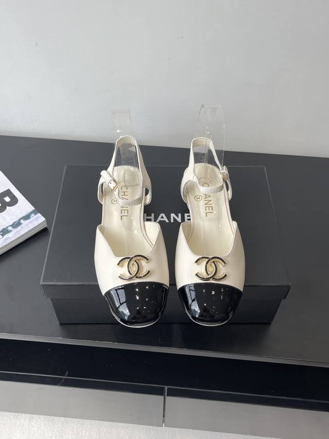 Chanel 香奈儿 25春夏新款 双C扣粗跟中空玛丽珍单鞋本季最仙玛丽珍大爆款 每一期玛丽珍都被抢光 今年衣橱的Top肯定属它了 上脚百搭超显瘦真的超级爱了