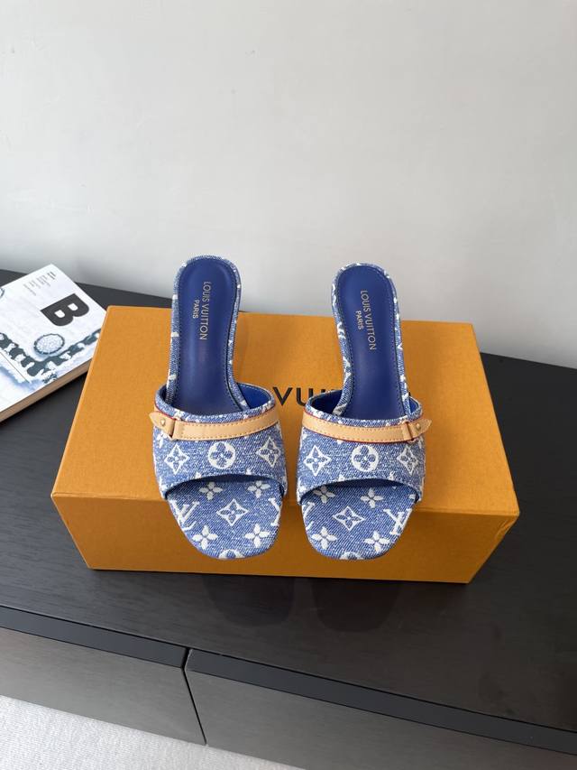 Louis Vuitton 25Ss春夏新款 猫跟平底凉拖Lv经典标志Logo 采用彩色以及鞋面的大面积底色作为对比 创造出鞋面的白三彩或者是黑三彩元素风格，成