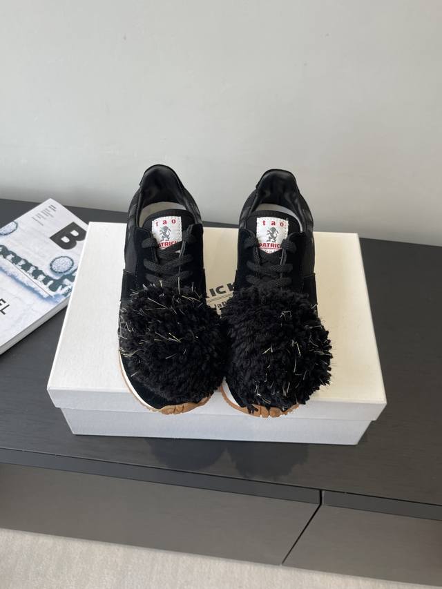川久保玲 Cdg 副线品牌最新款春夏款 运动鞋 阿甘鞋 秀款出镜率最高的单品 鞋面是麂皮的设计 有点Margiela的感觉 很有个性 同时兼并着帅气 脚感非常的