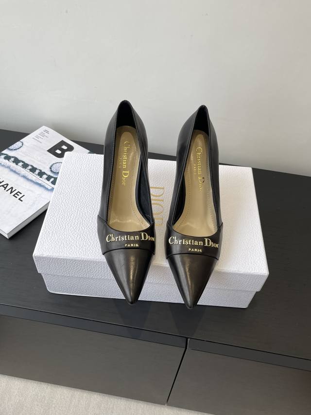 Dior 25Ss 春夏新款Dior尖头高跟 后空凉鞋 这款 My Dior 露跟高跟鞋是2025春夏成衣系列新品 精致优雅 采用牛皮革精心制作 尖头设计 点缀