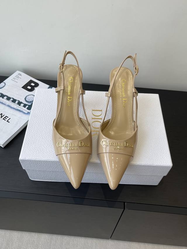 Dior 25Ss 春夏新款Dior尖头高跟 后空凉鞋 这款 My Dior 露跟高跟鞋是2025春夏成衣系列新品 精致优雅 采用牛皮革精心制作 尖头设计 点缀
