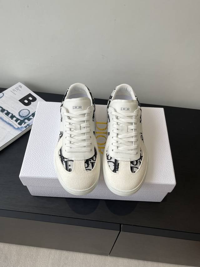 Dior 迪奥 B01 休闲德训鞋小白鞋运动鞋 情侣款上脚舒适度完美在线 线头优美 适配裤型完美百搭 饰以各种经典细节 是日常造型的理想之选 可与各式休闲单品搭