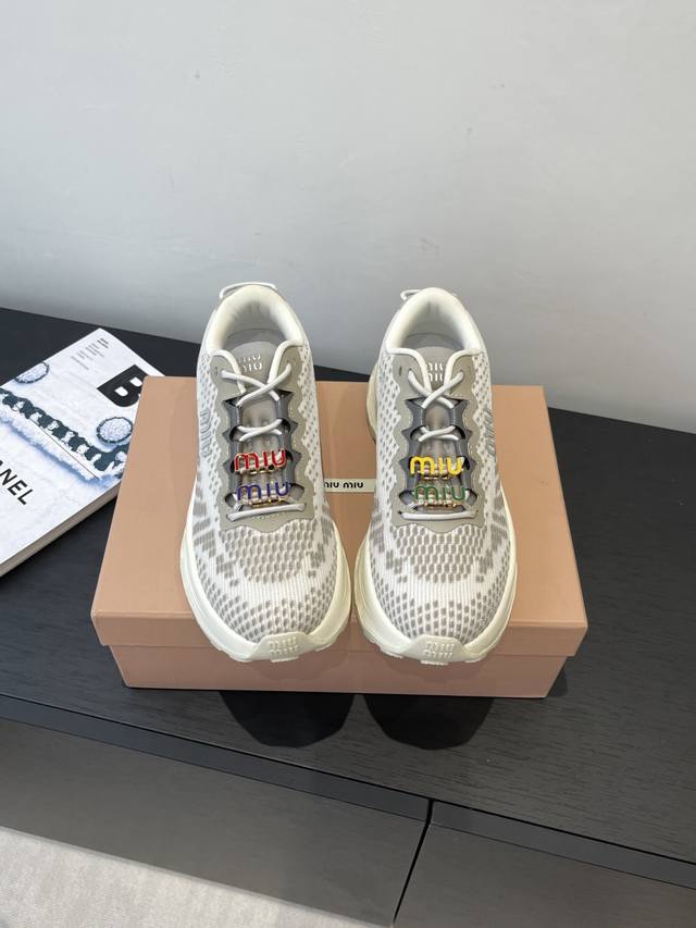 Miumiu缪缪 2025最新款 老爹鞋 运动鞋 ~ 颜值担当火爆款运动鞋 不得不入的一款～时尚 高级 随意搭配上脚非常舒适 年度必入款 最新走秀款运动老爹鞋国