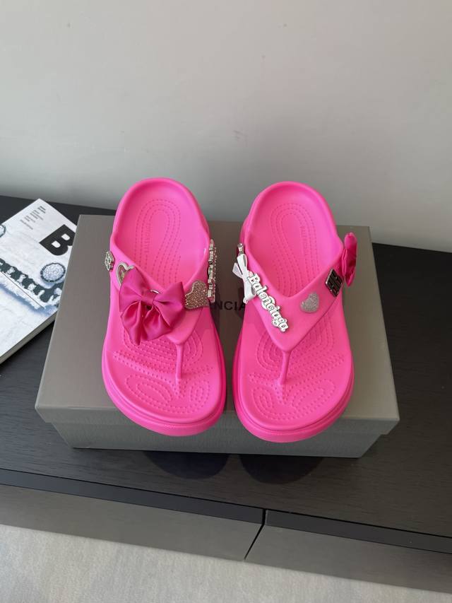 Balenciaga巴黎世家25Ss夏季新款 蝴蝶结夹脚厚底凉拖 鞋面装饰有俏皮的蝴蝶结元素 还有粉钻的爱心 字母等元素 精致又吸睛 甜美中带着酷感 厚底设计