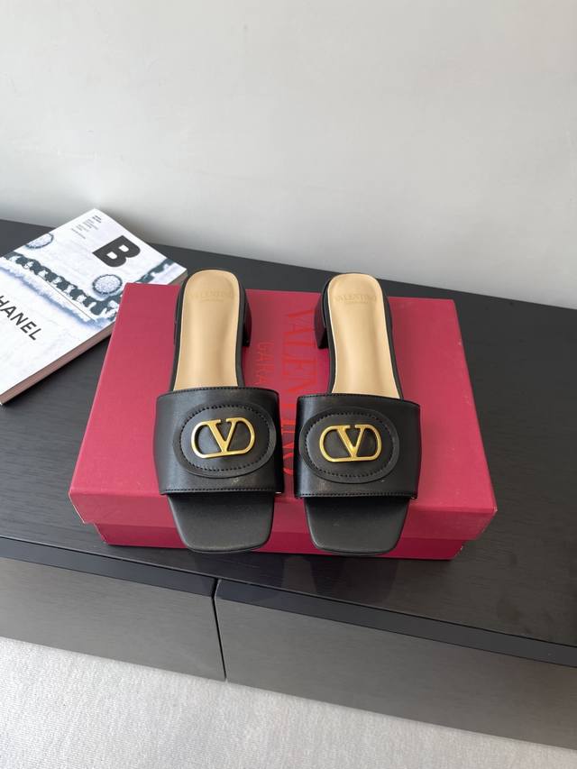 Valentino 华伦天奴 25Ss新品拖鞋 V扣又一完美的设计 抛弃了一贯铆钉元素 化繁为简、更加精致耐看上脚尽显优雅气质鞋面 进口牛皮内里 羊皮 意大利真