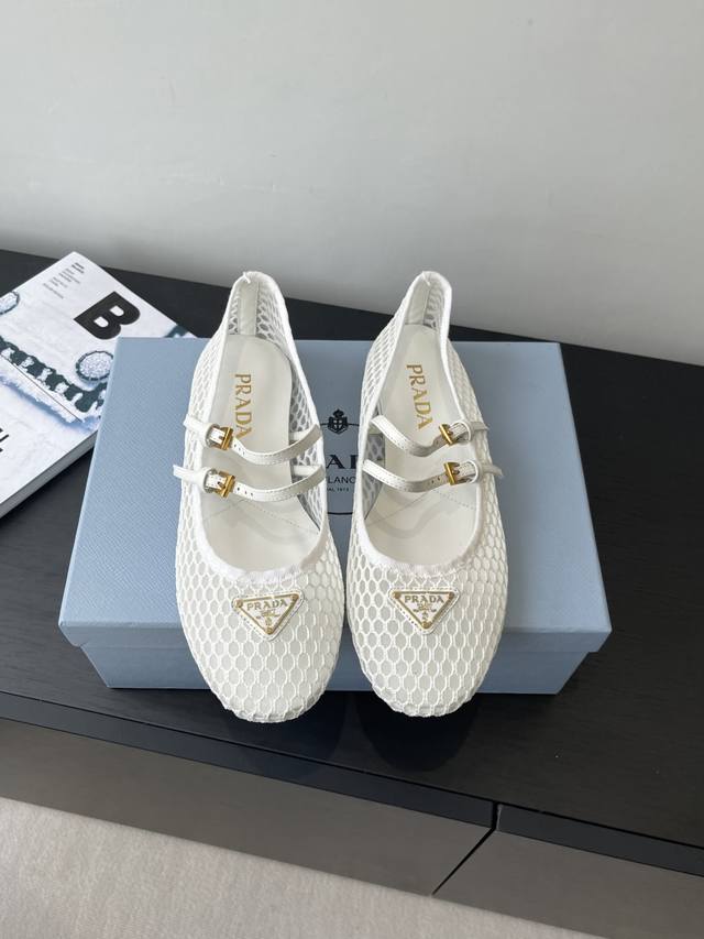 Prada 普拉达 25Ss 春夏新品 玛丽珍平底芭蕾舞鞋 柔软舒适 简而不繁适合多种造型 步履之间灵动时髦芭蕾舞鞋 前卫的鞋面搭配经典芭蕾舞鞋型 柔软材质结合