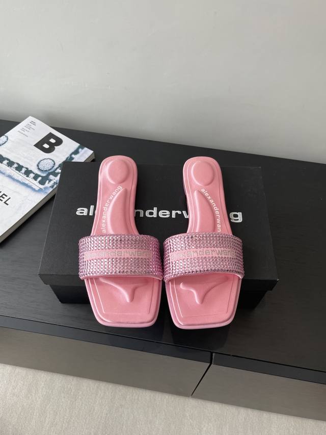 Alexanderwang 大王 25Ss 春夏最新款 澳钻 拖鞋 个性御姐风 超有质感 该款设计简约上脚时尚舒服 夏季不可缺少的一款大王呈现焕然一新的标志性轮