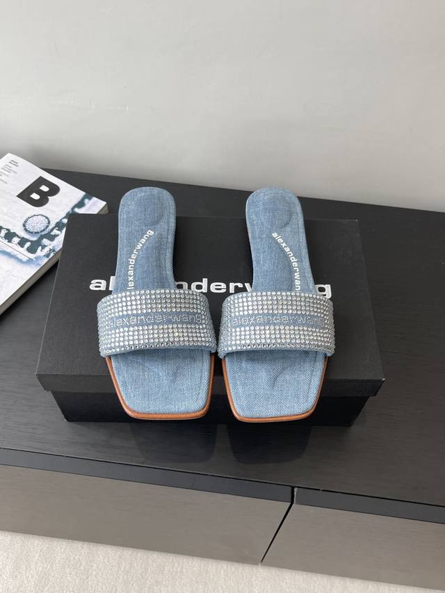 Alexanderwang 大王 25Ss 春夏最新款 澳钻 拖鞋 个性御姐风 超有质感 该款设计简约上脚时尚舒服 夏季不可缺少的一款大王呈现焕然一新的标志性轮