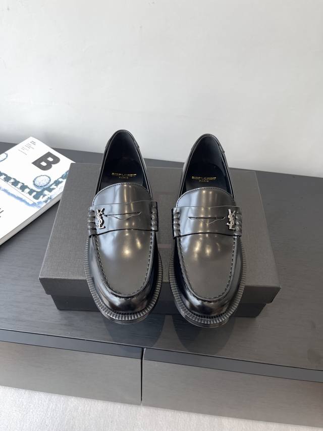 Saint Laurent 圣罗兰 经典乐福半拖小皮鞋 超级超级无敌火爆的一个款这款我们家每个版面的五金扣都要开模1:1定制 大小质感与原版完全一致 鞋面材质采