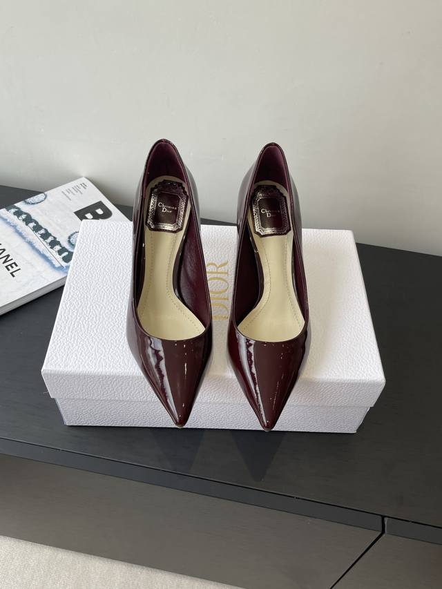 Dior 25Ss 春夏新款 尖头高跟 单鞋延续D家永恒经典 这款鞋低调不失华丽 性感又不显张扬 鞋型是大家都爱的秀气款 非常非常显瘦 侧面整个弧度将脚部曲线完