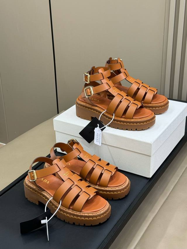 低帮360 高帮 Prada 普拉达2025春夏新款凉鞋 罗马厚底凉鞋 拖鞋 最新走秀款，经典升级 舒适度与时髦度并存 每个颜色搭配都好看，设计搭配不同风格需求