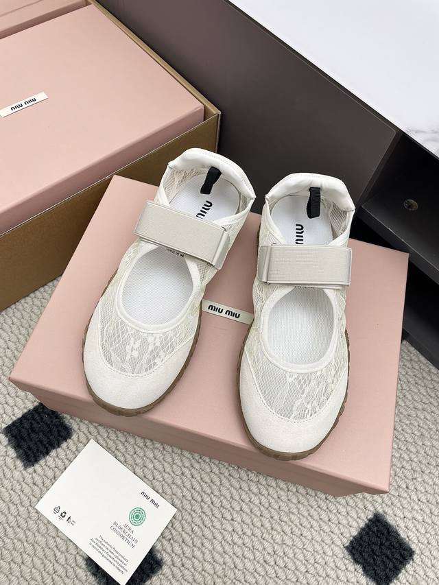 代购级Miu Miu 25Ss 春夏新款走秀Miumiu 德训鞋 魔术贴玛丽珍鞋休闲鞋秀场工艺来自Miu Miu系列的细节特写 新季的潮流此刻挚爱的概念，多元对
