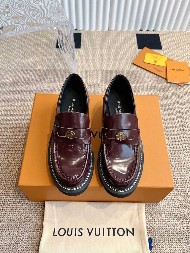 Louis Vuitton 金币乐福鞋 本款 Distric 乐福鞋以双色镜面牛皮革裁出轻盈舒适鞋身。厚实 Eva外底点缀醒目凸纹，亦刚亦柔的潮流姿态成就日常佳