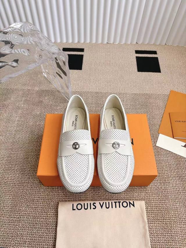 Louis Vuitton 平底乐福鞋 本款 Soho平底乐福鞋为柔软羊皮革铺陈精巧饰钉，以利落构型与圆润鞋头展露考究风范。Ivcirdle装饰点亮镂空饰带，细
