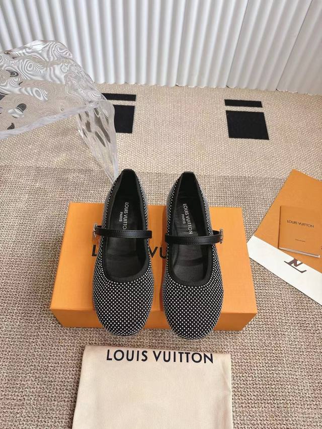 Louis Vuitton 平底芭蕾鞋 本款 Romy平底芭蕾鞋融合柔软羊皮革鞋面和皮革外底，以全幅饰钉演绎当季风范。圆润鞋头和漆面皮革鞋带传递柔美格调，Lv