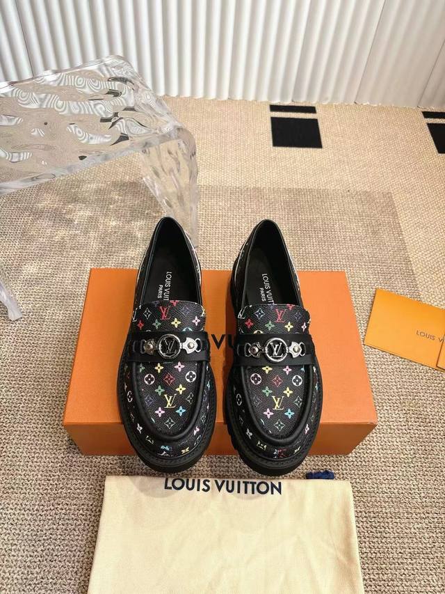 乐福 225 Lv 路易威登专柜最新老花牛皮厚底乐福鞋系列！代购级上新这款松糕厚底系列今年非常爆，穿上增高效果，和时尚的引领绝对的Yyds！面料：进口开边珠牛皮