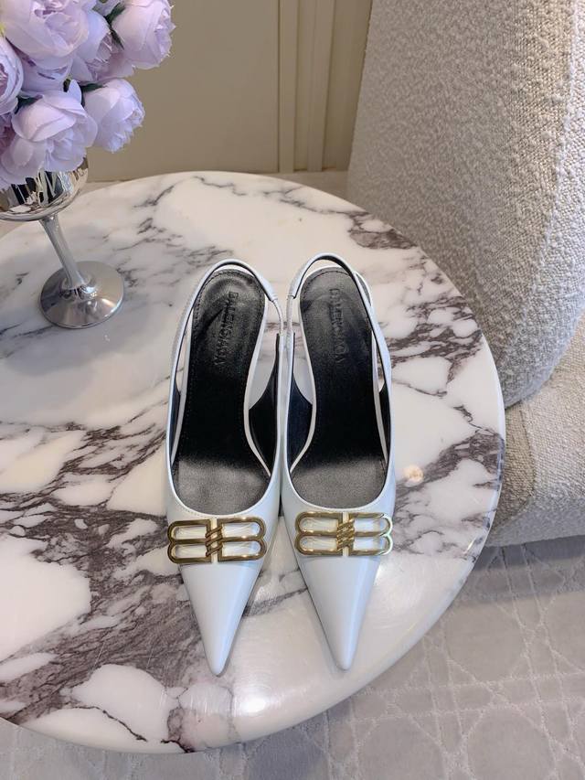 出厂价P Balenciag*经典款高跟单鞋 小尖头设计拉长腿部线条 经典双B扣装饰大气又耐看 鞋面牛皮 内里垫脚羊皮 意大利真皮大底 跟高7.5Cm 尺码35
