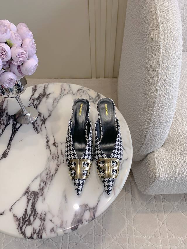 出厂价P Balenciag*经典款高跟穆勒半拖鞋 小尖头设计拉长腿部线条 经典双B扣装饰大气又耐看 鞋面小牛皮 真丝 天鹅绒 内里垫脚羊皮 意大利真皮大底 跟
