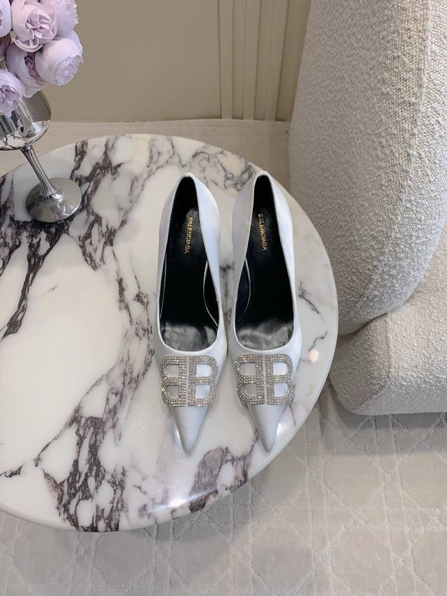 出厂价P Balenciag*经典款高跟单鞋 小尖头设计拉长腿部线条 经典双B扣装饰大气又耐看 鞋面真丝 内里垫脚羊皮 意大利真皮大底 跟高8Cm 尺码35-3