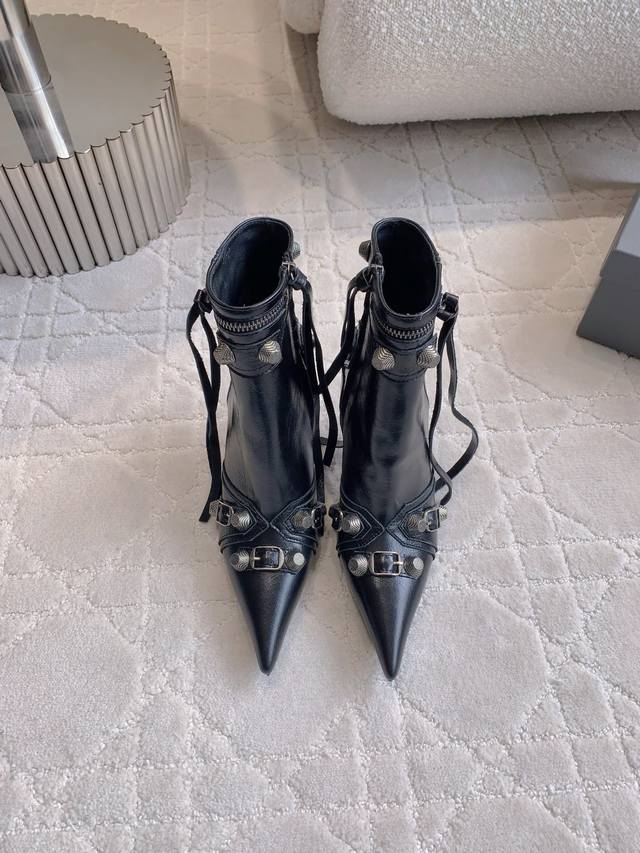 短靴 长靴 Balenciag*经典款流苏铆钉机车靴 辣翻天上脚秒变大长腿 太飒啦！ 鞋面油蜡小牛皮 内里垫脚羊皮 意大利真皮大底 跟高8Cm 尺码35-39