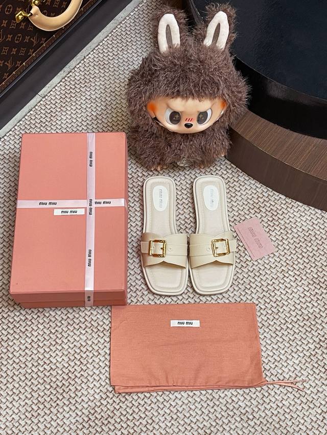 Miumiu 金属扣拖鞋整双鞋子采购Zp开发打造，全部定制材料，独家开模大底，细节全部对版出货，连包装也做到跟正品一样。码数:35-40 40订做不退换