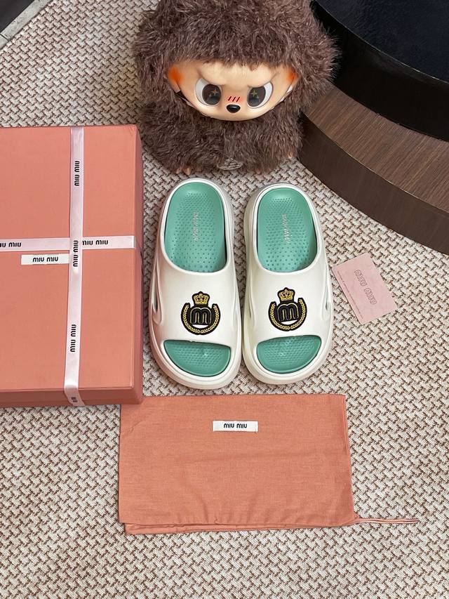 Miumiu 发泡拖鞋整双鞋子采购Zp开发打造，全部定制材料，独家开模大底，细节全部对版出货，连包装也做到跟正品一样。码数:35-40 40订做不退换