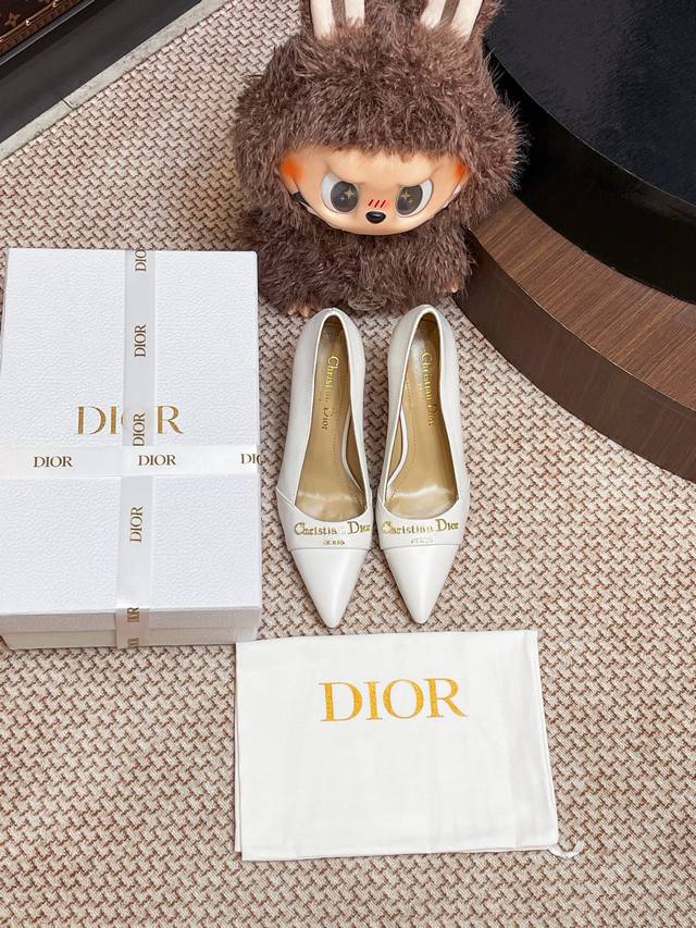 Dior 高跟鞋整双鞋子采购Zp开发打造，全部定制材料，独家开模大底，细节全部对版出货，连包装也做到跟正品一样。码数:35-40 40订做不退换