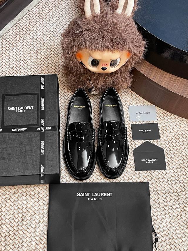 Saint Laurent 圣罗兰小皮鞋整双鞋子采购Zp开发打造，全部定制材料，独家开模大底，细节全部对版出货，连包装也做到跟正品一样。码数:35-40