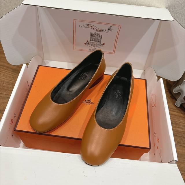 Hermes... 平底单鞋2025新品+爆款系列真皮大底，独家开模五金扣，进口牛皮春夏拼色兼具颜值舒适度的单品！渠道货源 女码35-39 可订做40 41