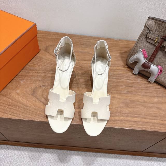 Hermes... A Eclair 2025新色+爆款系列版型超正，有一定厚度增高显腿长！透体透气舒适的小牛皮春夏拼色兼具颜值舒适度的单品！渠道货源 码数Si