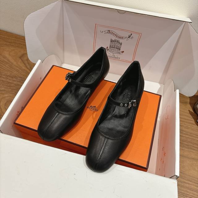 Hermes... A Eclair 2025新色+爆款系列版型超正，有一定厚度增高显腿长！透体透气舒适的小牛皮春夏拼色兼具颜值舒适度的单品！渠道货源 码数Si