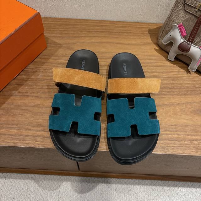 Herme S Ss25官网最新颜色，New Arrival～升级版H家二舅拖鞋，必须疯狂打Call经典的+2025新配色，也太好看了吧不同颜色和材质的拼接撞色