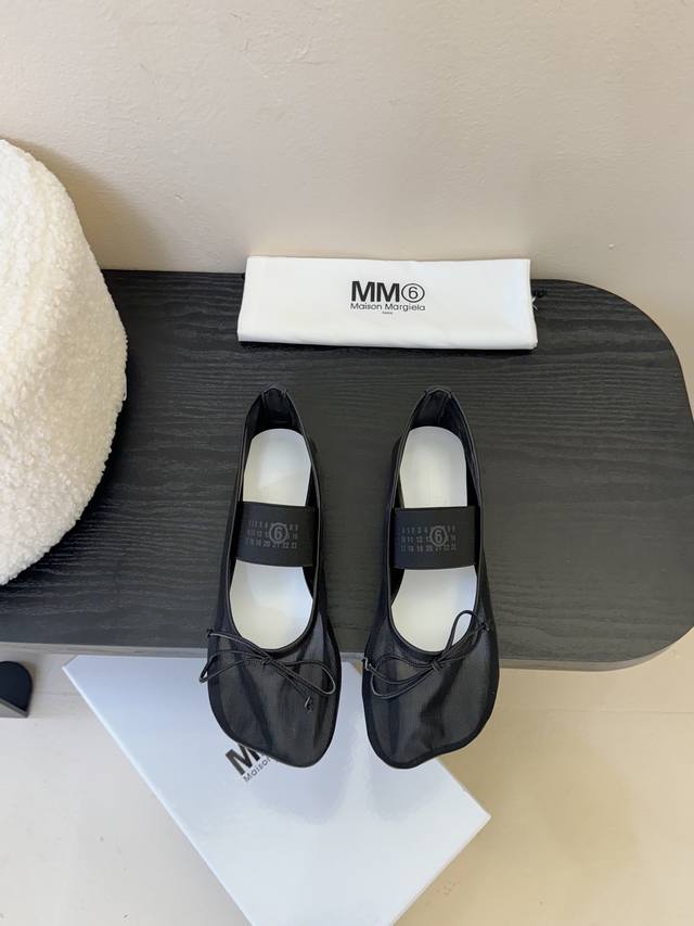Maison Margiel* 马吉拉Mm6 网纱芭蕾鞋Mm6 秉承Maison Margiela的先锋设计理念解构主义思想，也更多兼顾了日常的实穿性，从而备受
