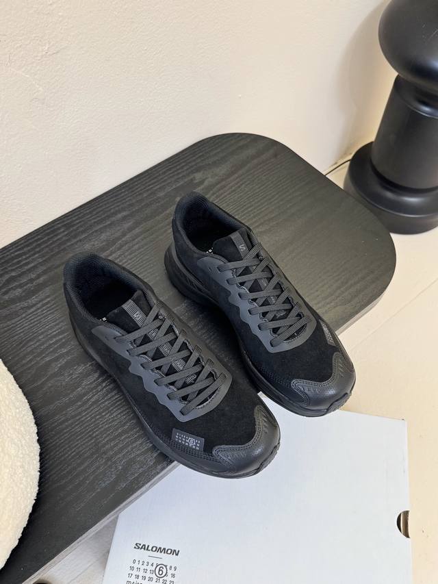 皮面秋冬款Mm6 X Salomon Spectur 2是Mm6 Maison Margiela与Salomon合作的2025秋冬系列鞋款，以公路跑鞋Spect