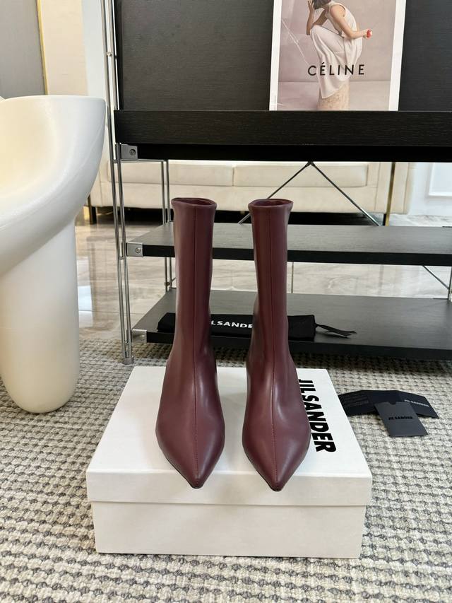 Jil Sander Ss秋冬尖头低跟直筒靴 极简主义 柔软舒适矮跟鞋 时髦精绝对不能错过的必入款 没有任何繁杂装饰 质感极好的Vintage感 纯粹和极简做得