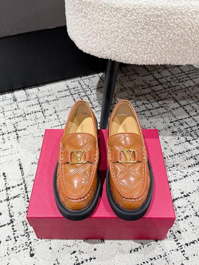 Valentino 华伦天奴 25 秋冬 新款 厚底菱格 厚底 乐福鞋 鞋面采用了光泽感较强的皮革材质，不仅让鞋子看起来更有质感、更显档次，同时也易于清洁和打理