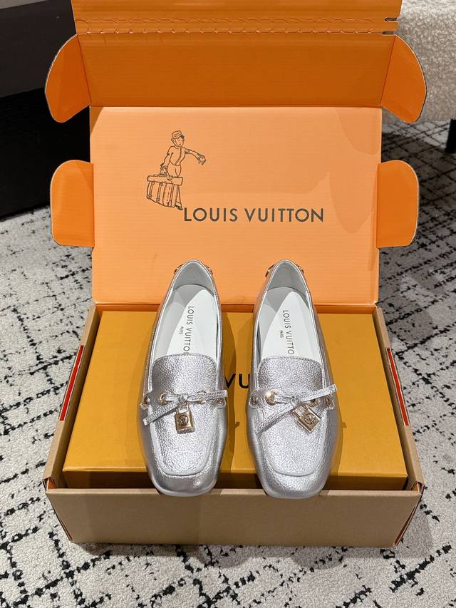 Louis Vuitton 路易威登 25 平底 锁扣 乐福鞋 豆豆鞋轻盈舒适的莫卡辛结构搭配手缝鞋面点缀Lv Cicle标识和铭纹鞋带端头。饰蝴蝶 版型设计奢